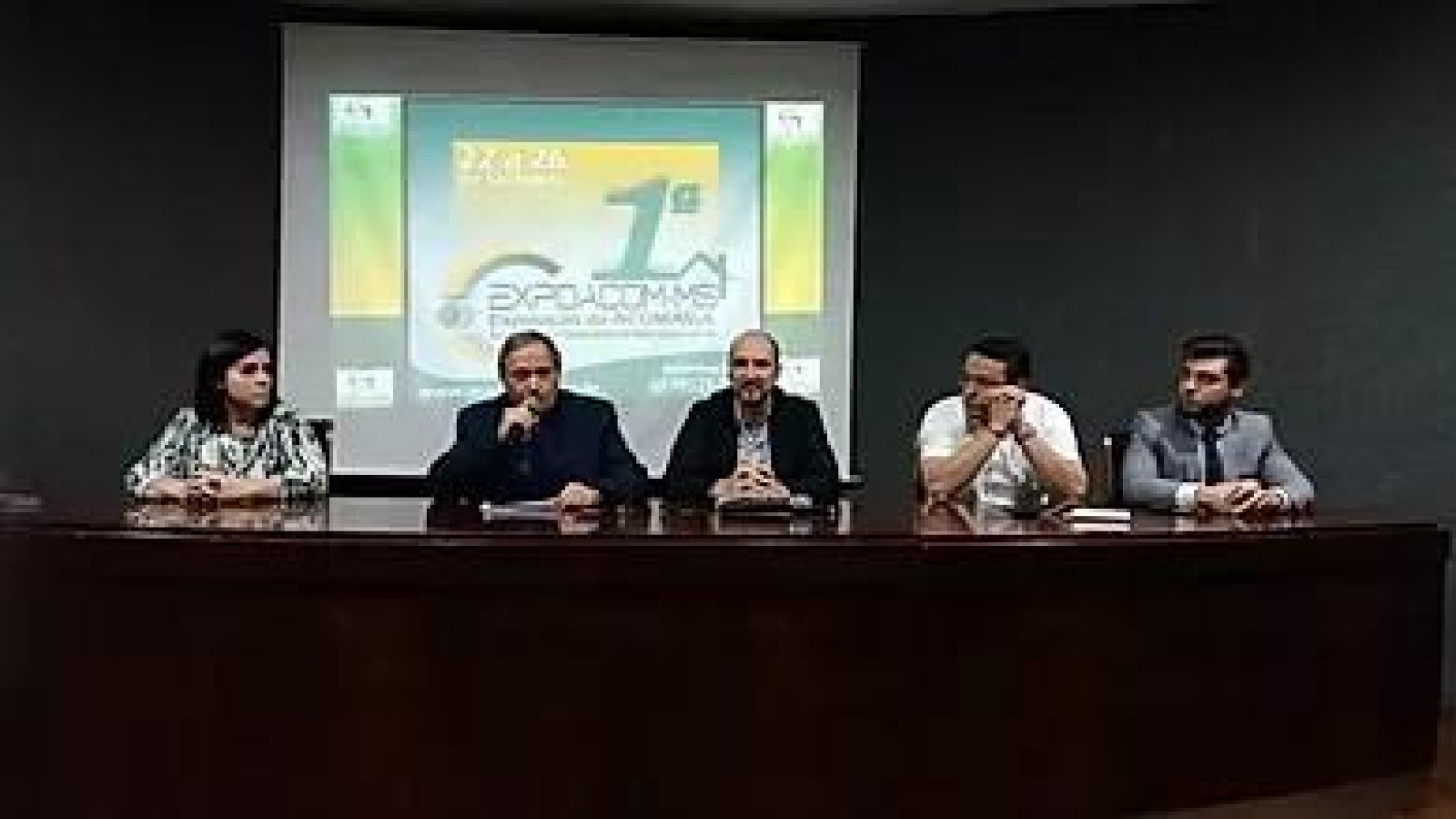 f4d40e_1860d297080f484381ea254cef73283c_mv2