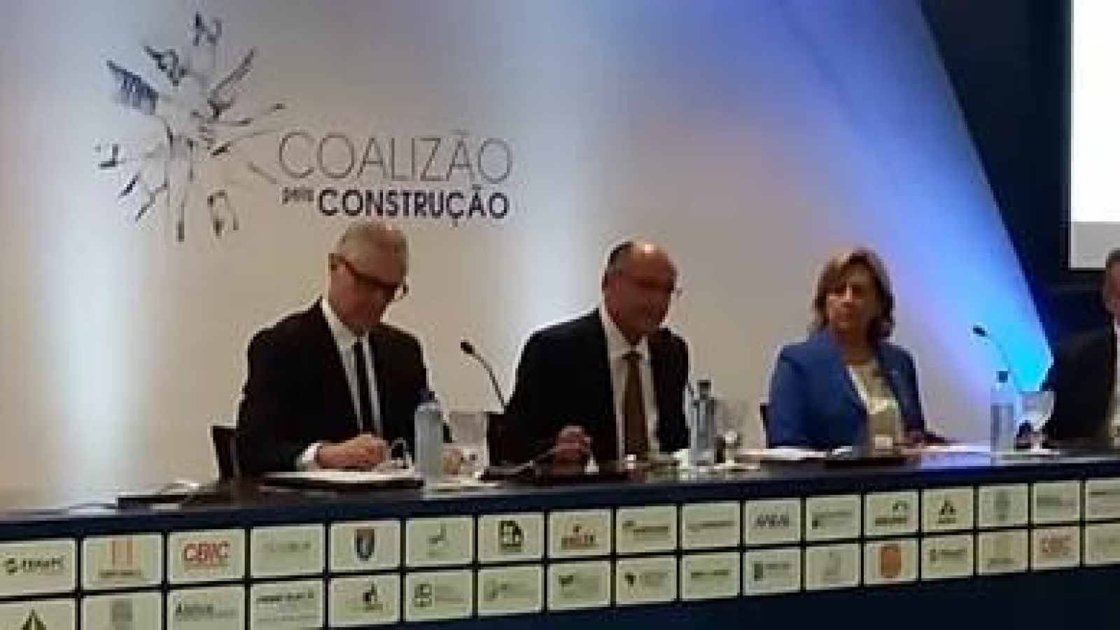 f4d40e_31e754401972427a9cb1a1bdf5c1006d_mv2