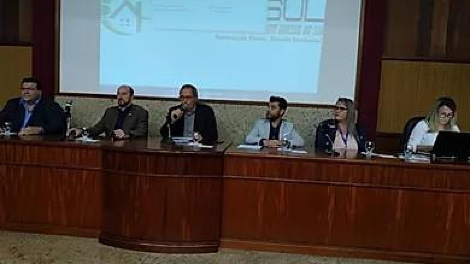 f4d40e_34a7073cd27a420cbbd65b0f3c86e106_mv2