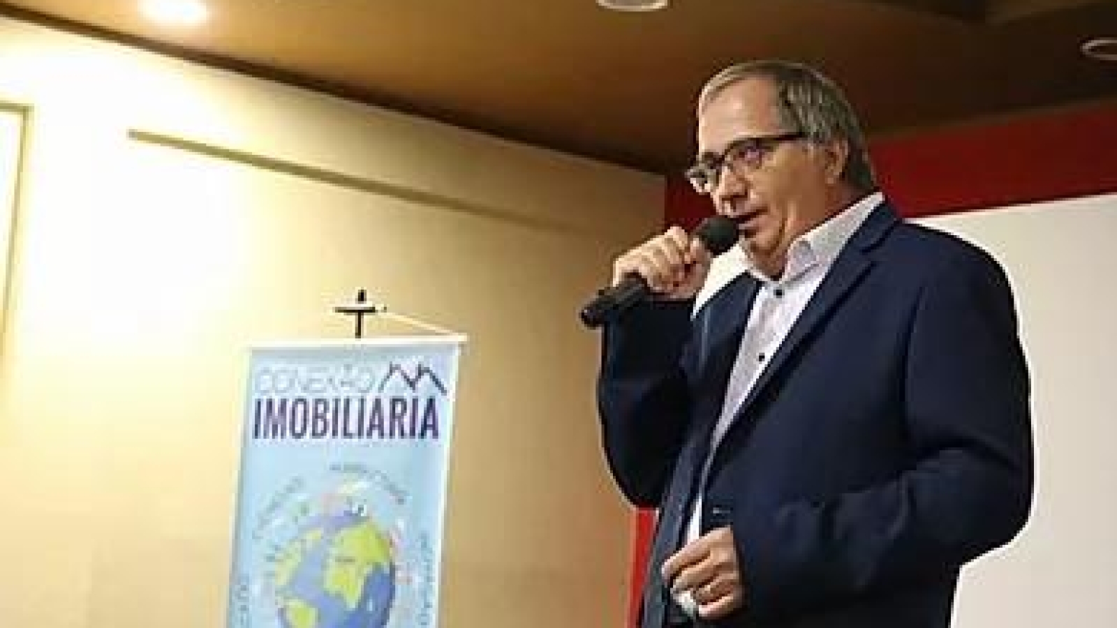 f4d40e_35b6ab8d08bd4f6d8b43cb207c2b9a28_mv2