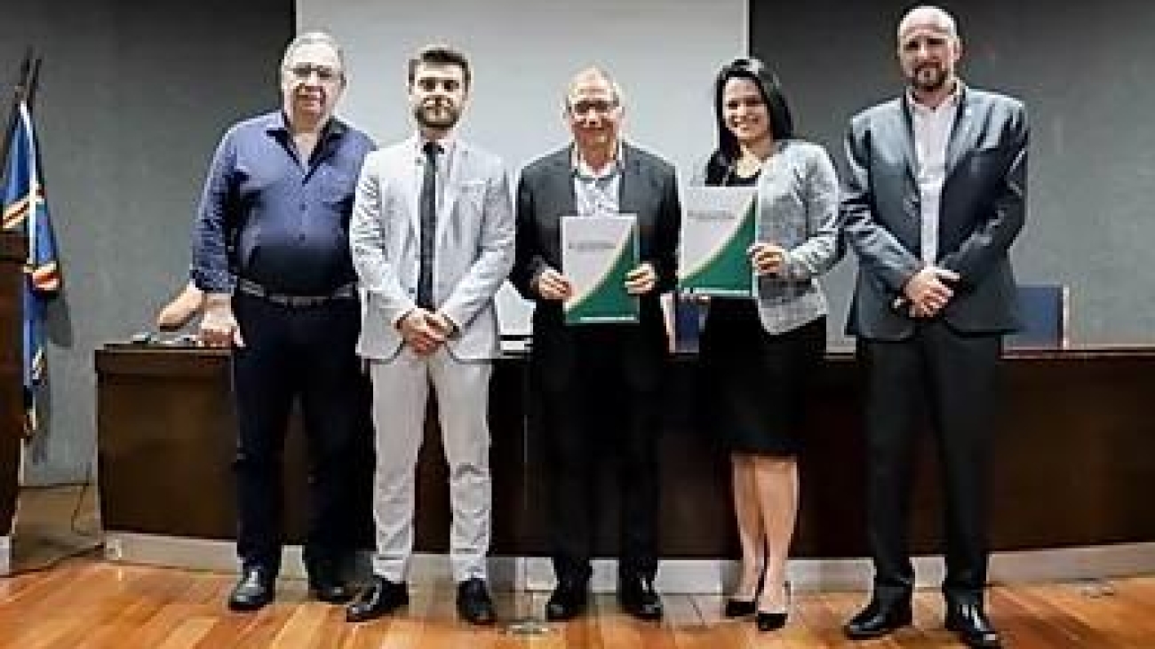 f4d40e_3fa220abd96f4d029e0d5c8316ea8361_mv2