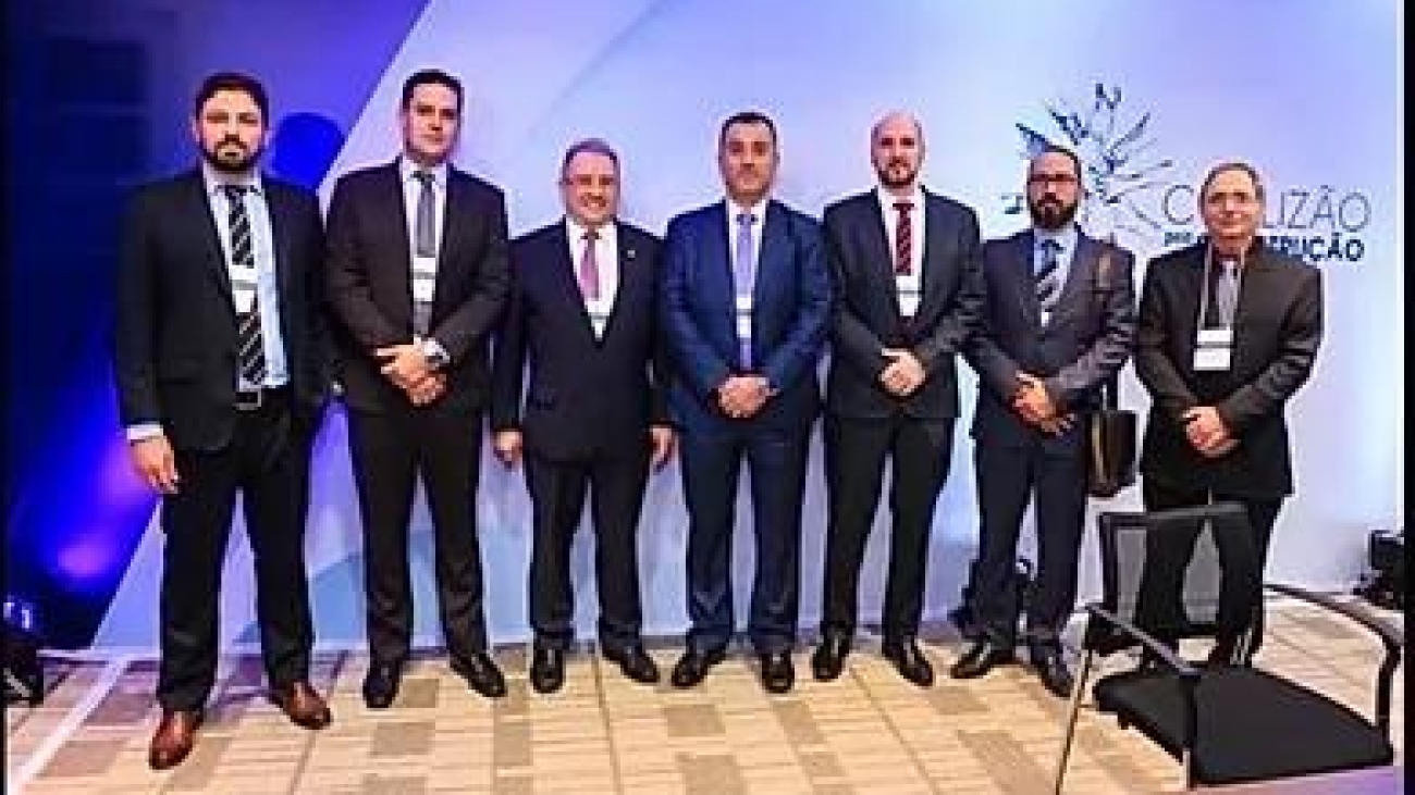 f4d40e_5fb663548393405d9e9f6b7b6a64dd32_mv2