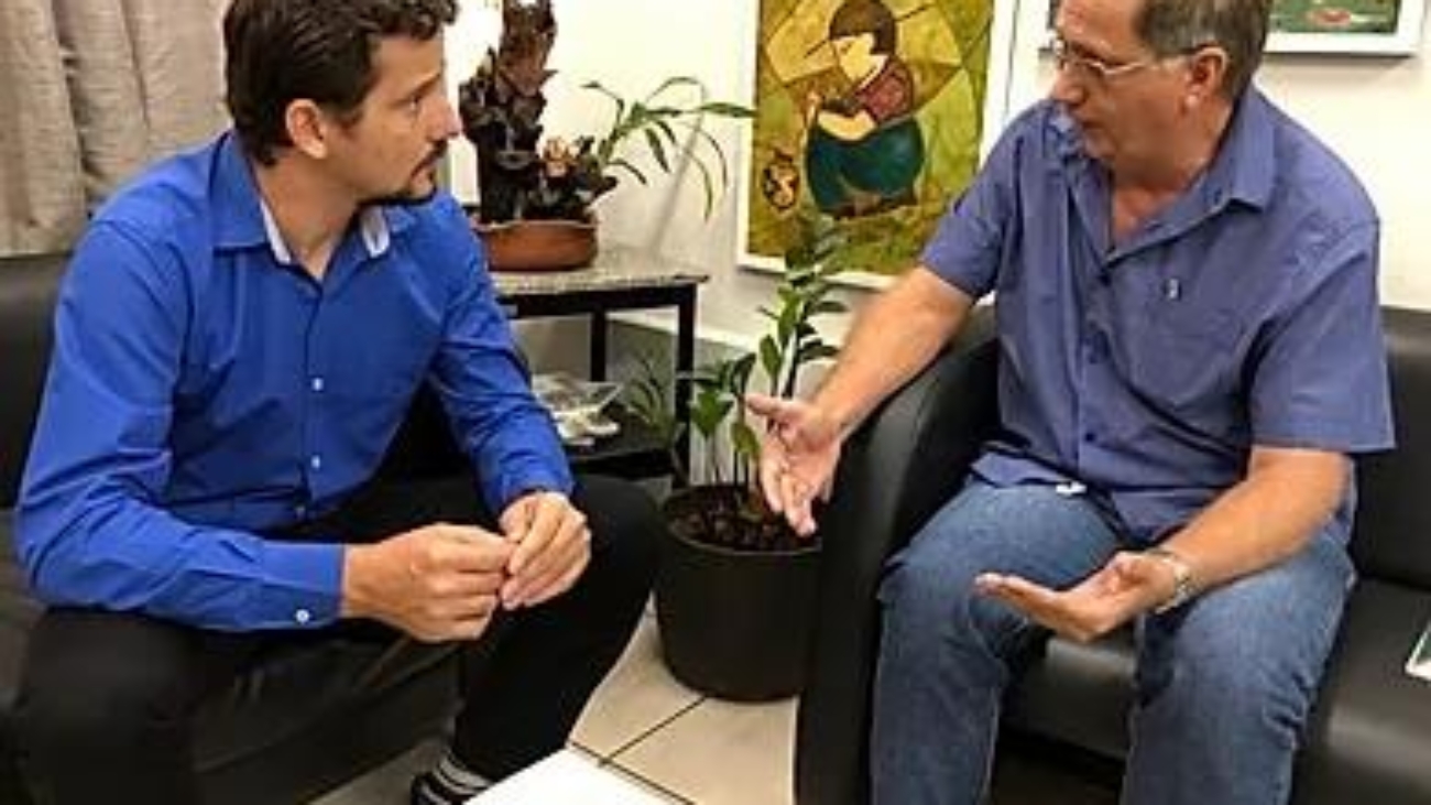 f4d40e_715e127b6fa6488e93e45141b6ff1300_mv2