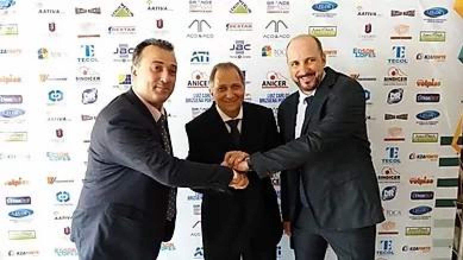 f4d40e_a9c6d0ad5e8a43a6879fafbcbc680fa3_mv2