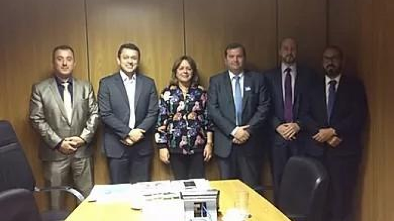 f4d40e_c8064d953b2e4176af003574c524ef17_mv2