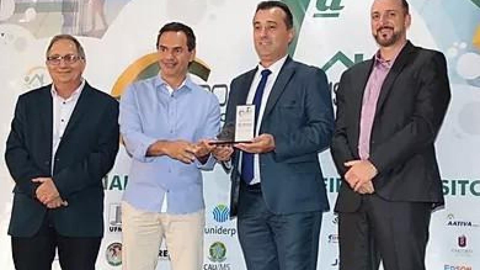 f4d40e_d59cfcd932f14cbeb659c1c77f719e50_mv2-1