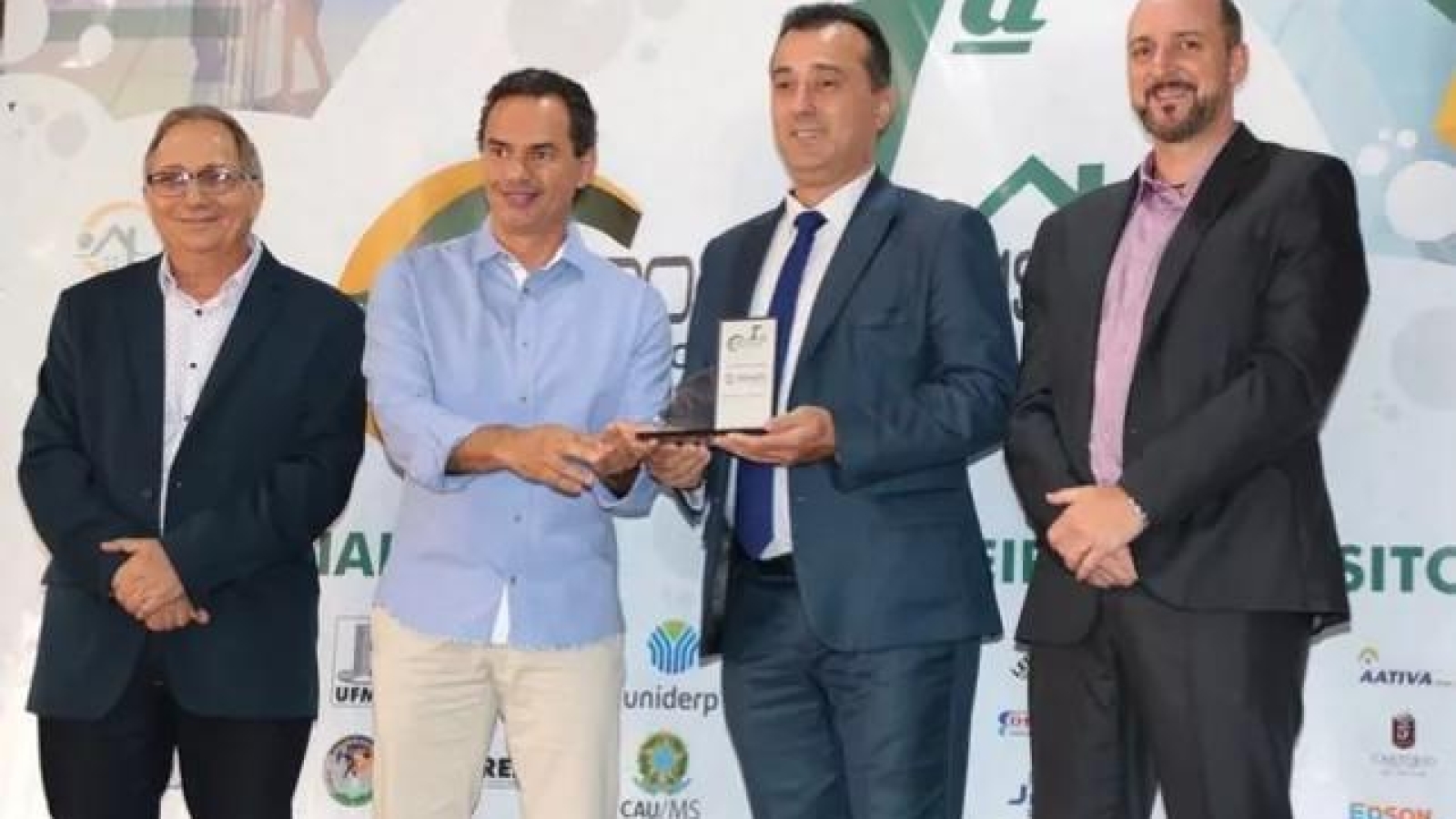 f4d40e_d59cfcd932f14cbeb659c1c77f719e50_mv2