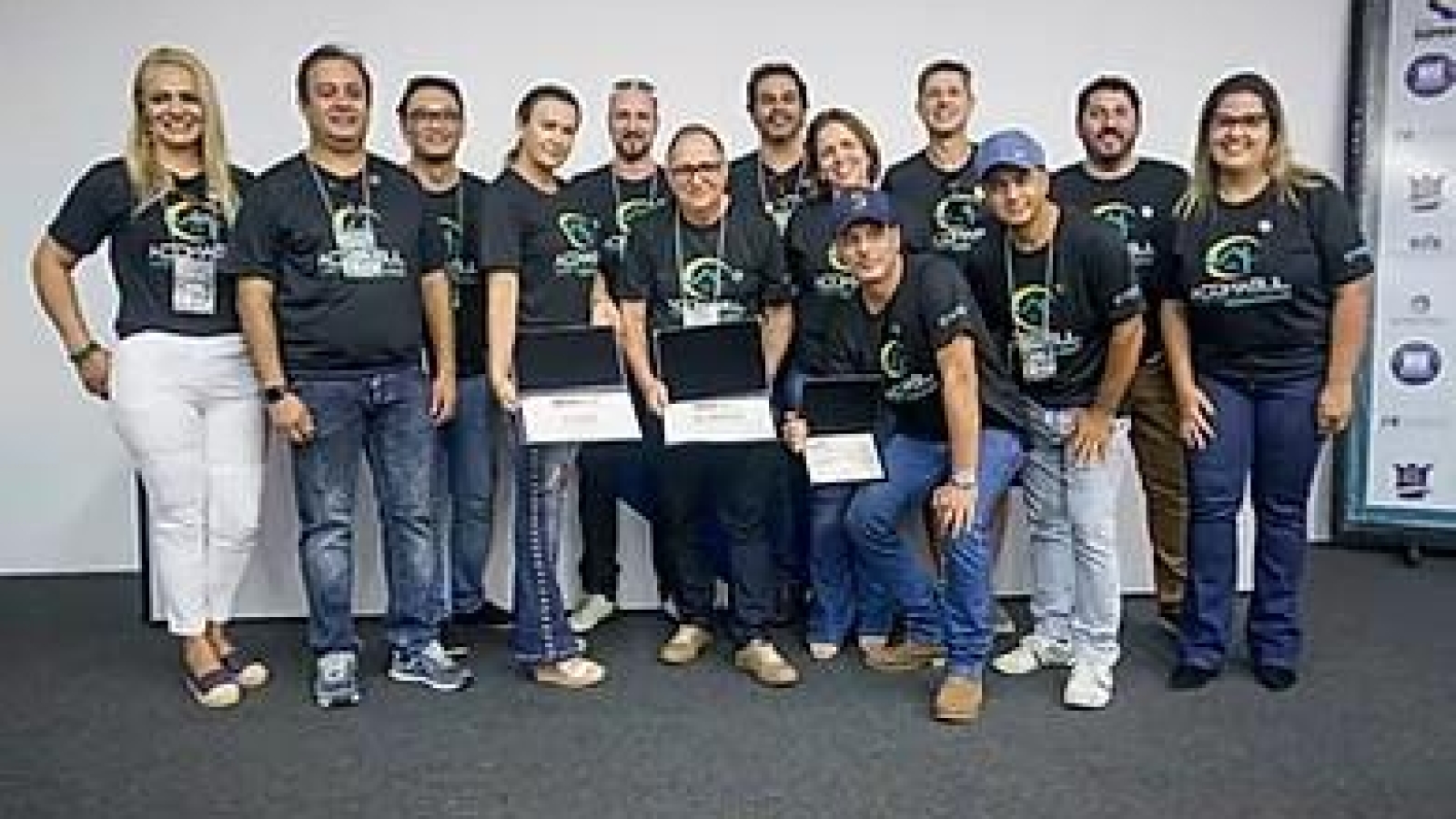 f4d40e_de0493aeb10d4315ad03ff6216f64885_mv2-1