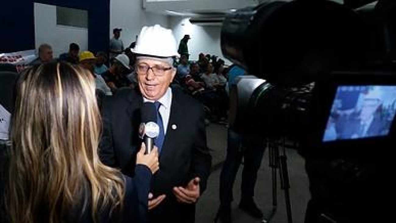 f4d40e_f3084faf46ca4e789efbd5bec5cd4c46_mv2