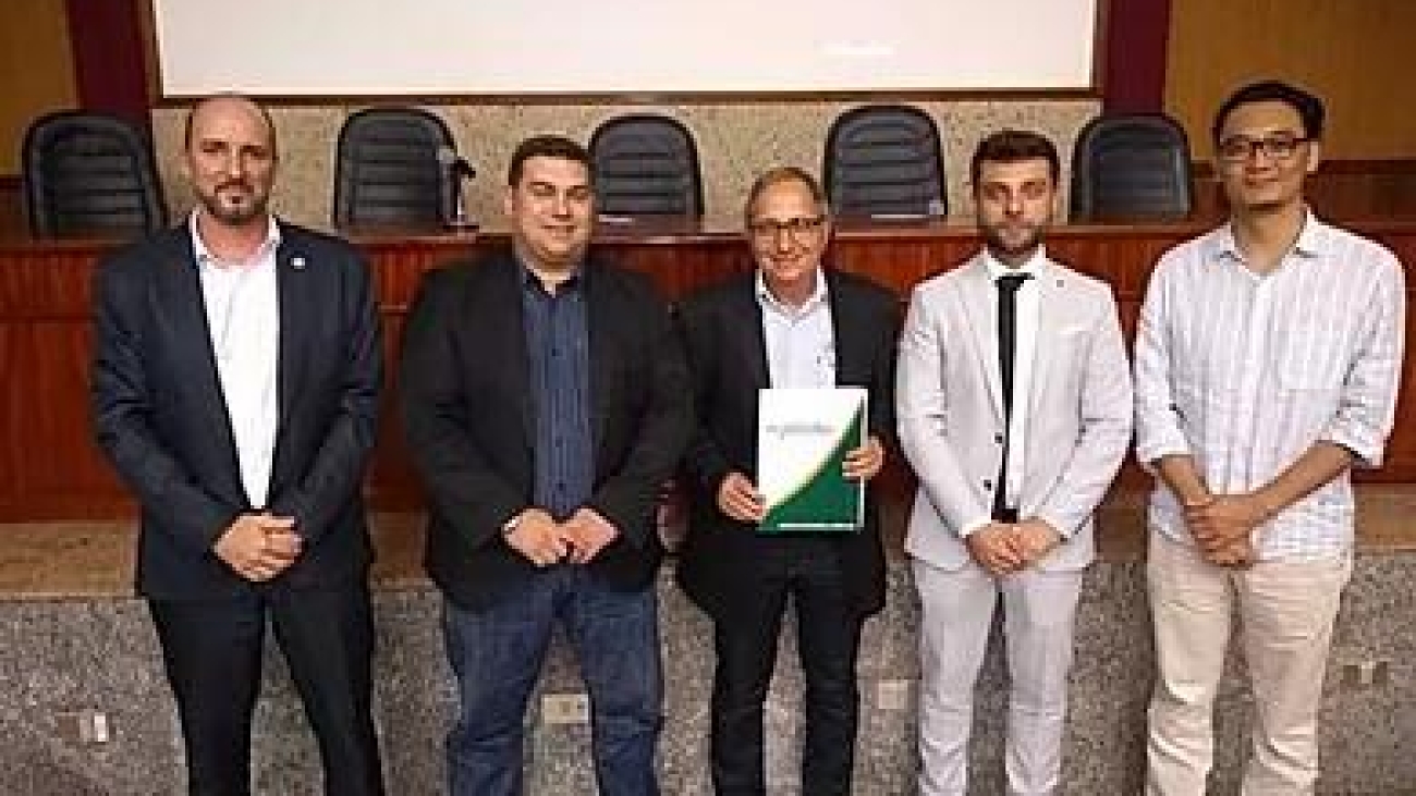 f4d40e_f7c959cfaa0843b58be9f73327c1c9c2_mv2