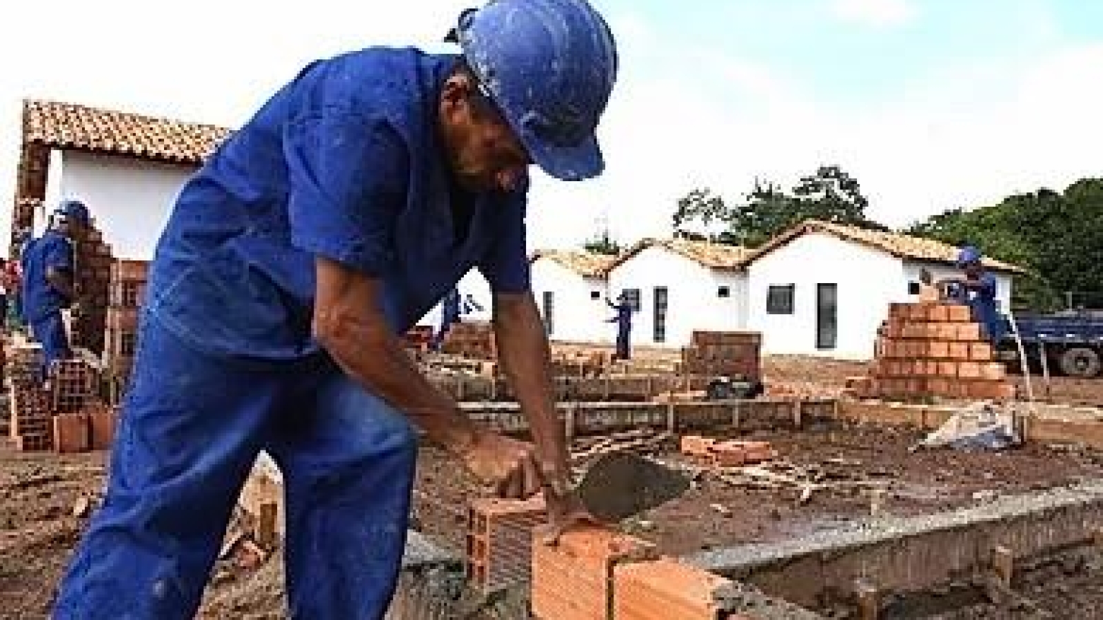 f4d40e_fc0511ba0b9a42ffa33e1f10c4d6e085_mv2