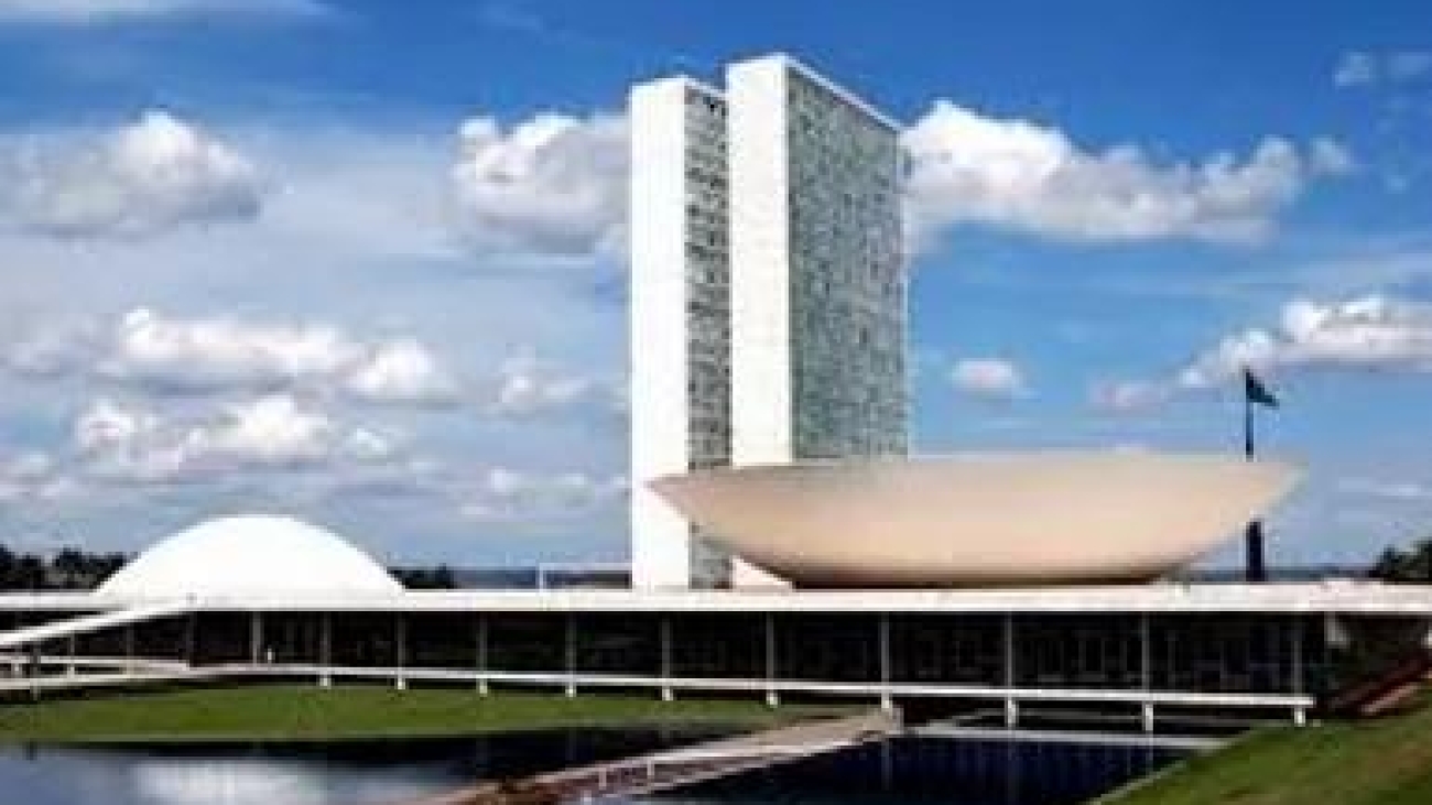 f4d40e_ffffafad337444c09b38b5d9e9d2bc0d_mv2